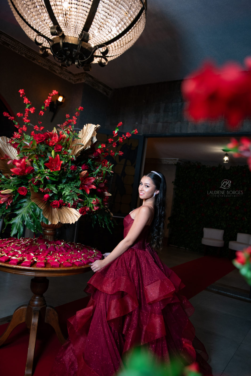 Debutante de vestido vermelho no ensaio externo