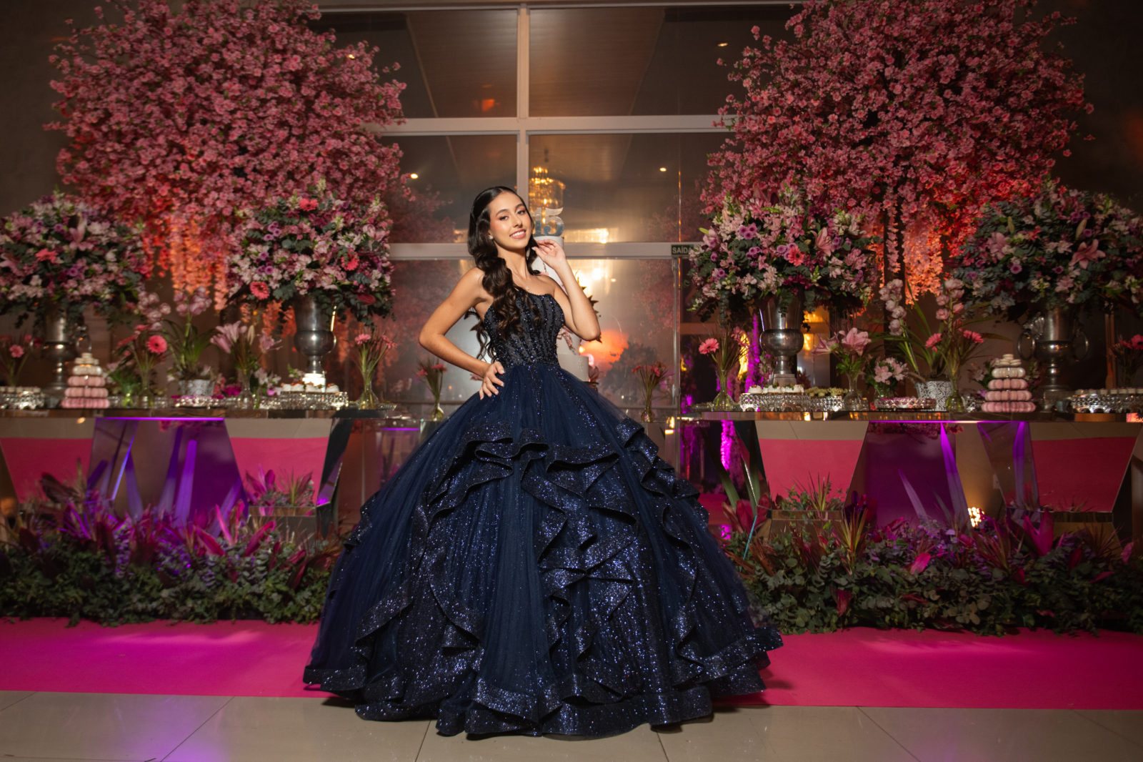 Debutante diante da decoração da festa