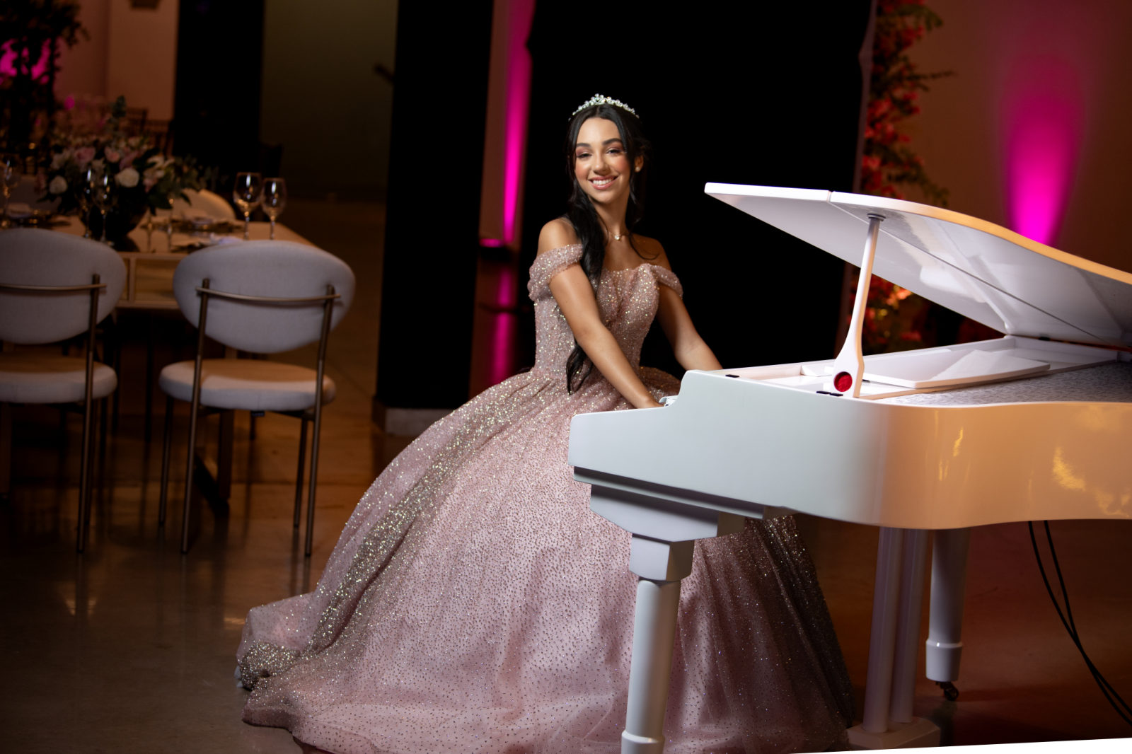 Debutante tocando piano na festa