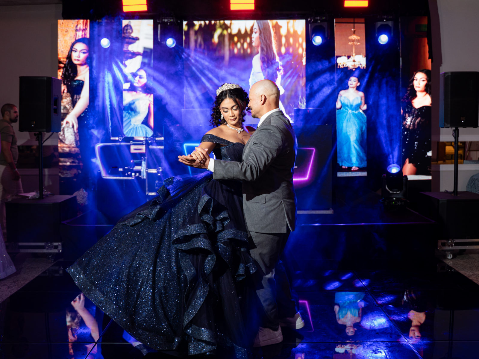 Debutante dançando com o pai no palco