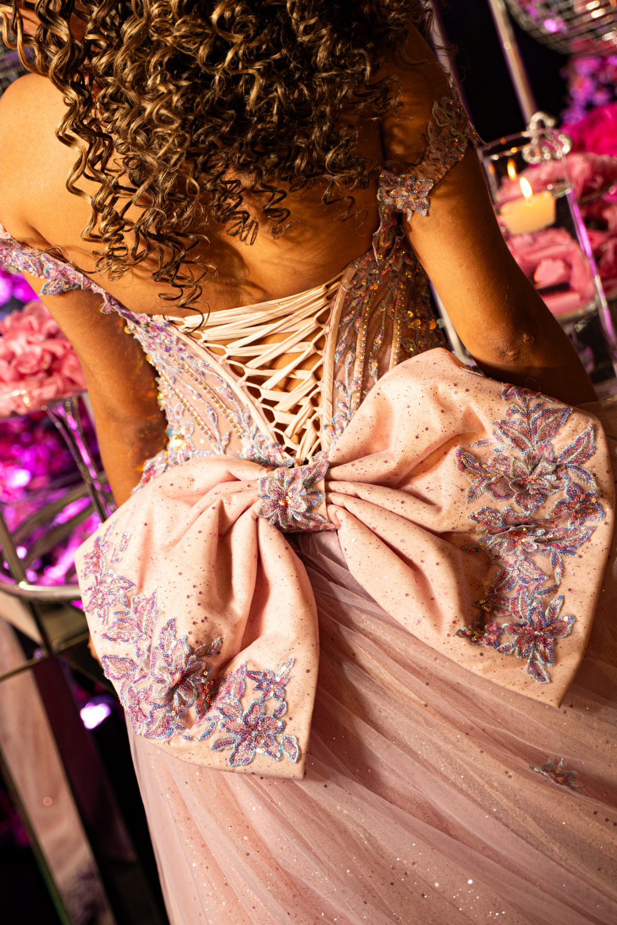 Laço nas costas do vestido da debutante