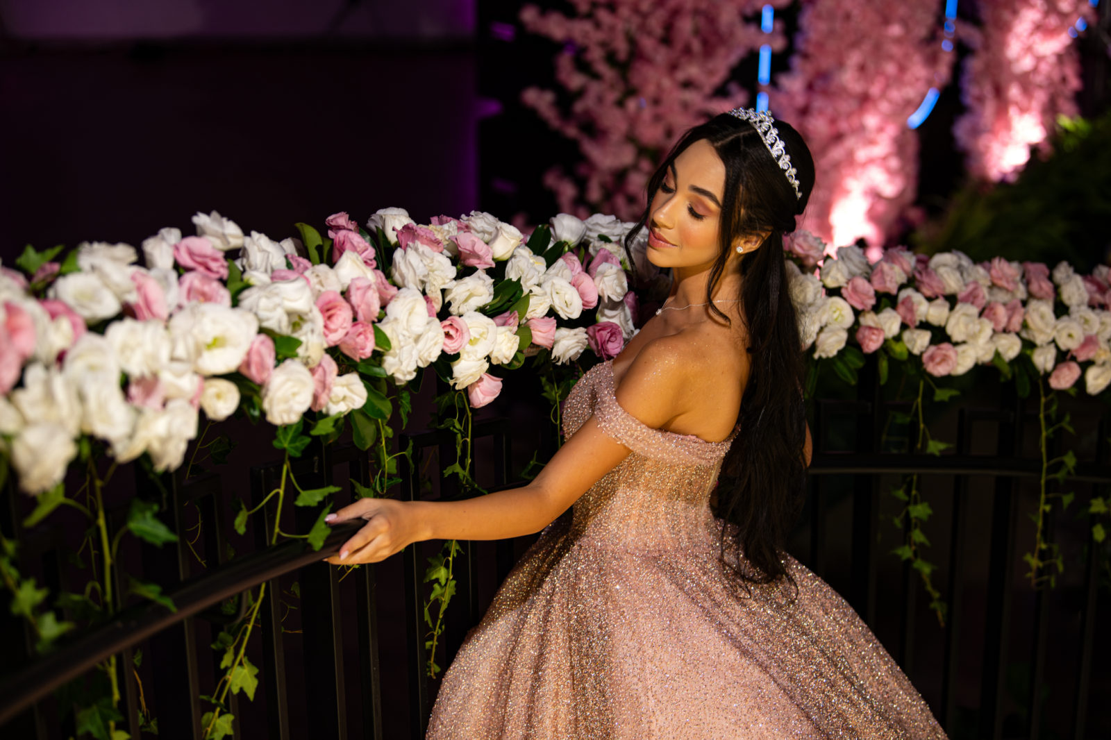 Debutante junto ao arranjo de flores do salão