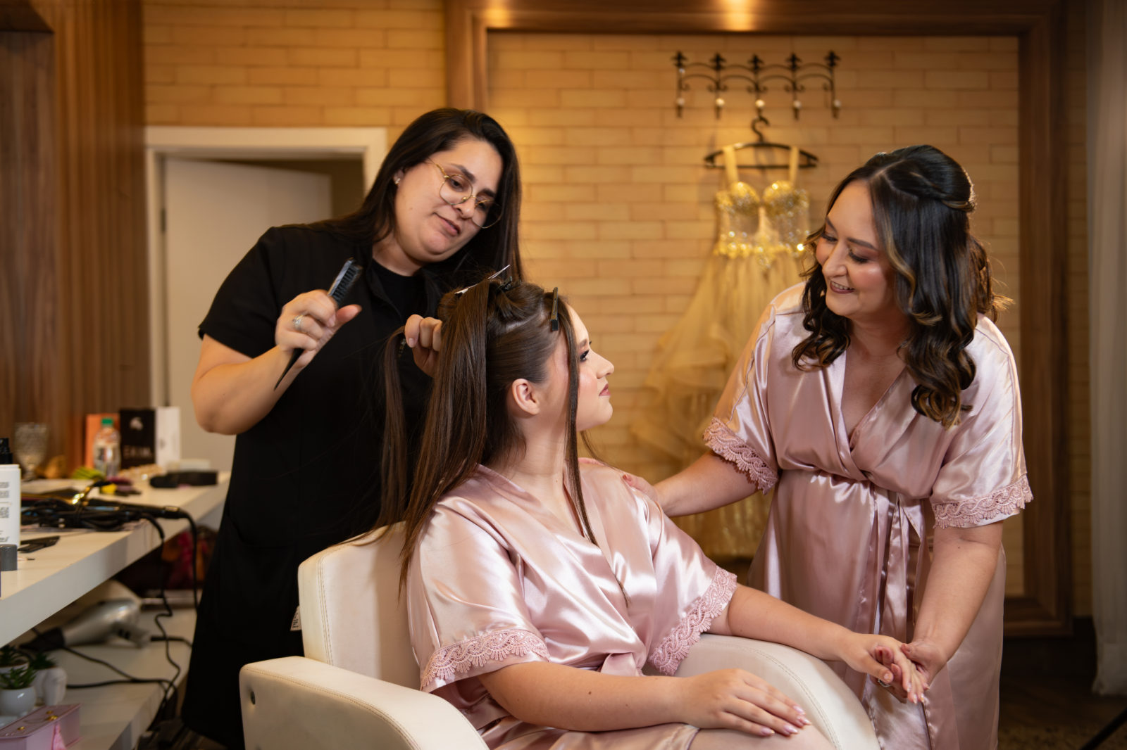 Debutante no making of, com cabelo e maquiagem